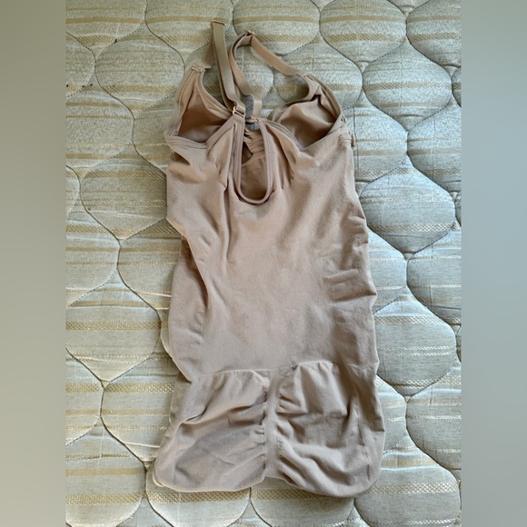 Skims Sculpting Bodysuit - Picture 2 of 5